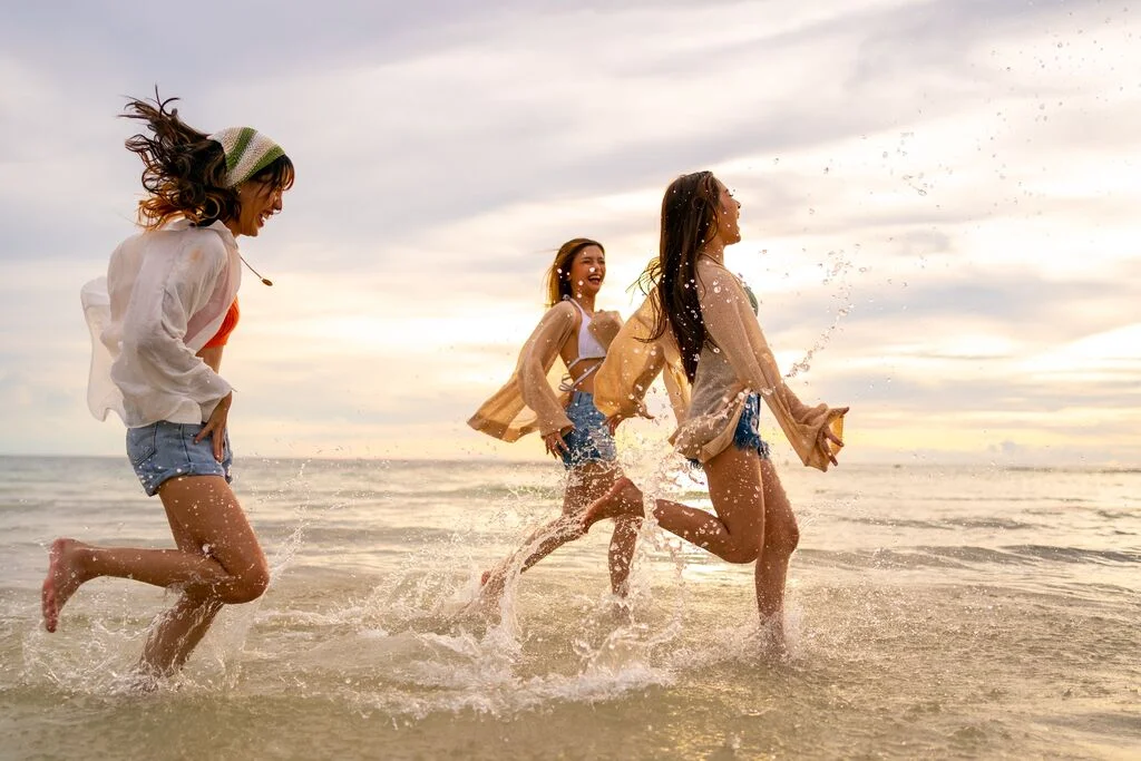 Filles courant sur la plage