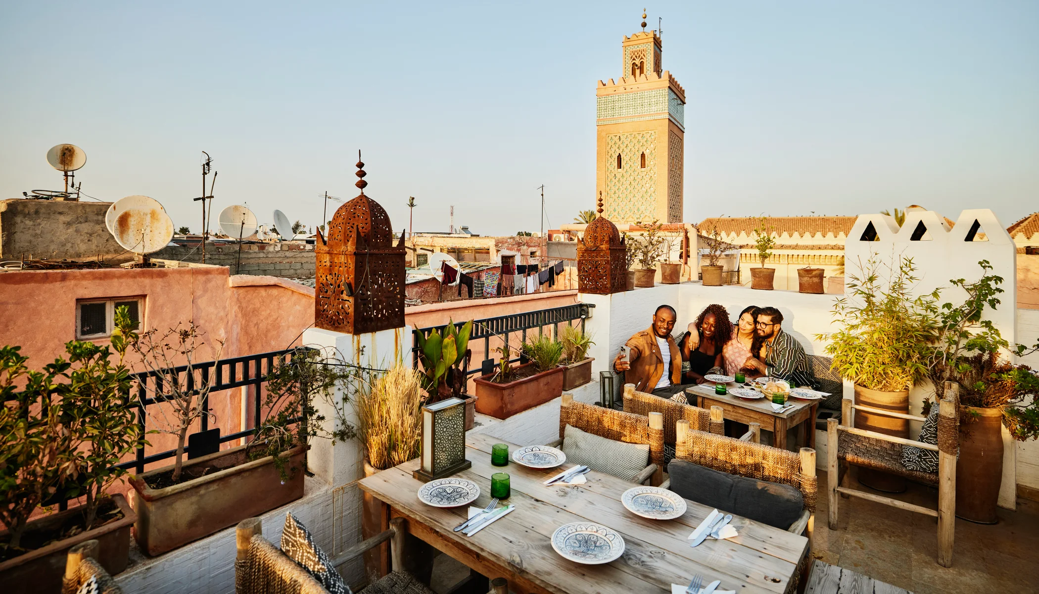 Un groupe d'amis attablés sur un toit à Marrakech